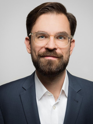Dr. Julian Hollender